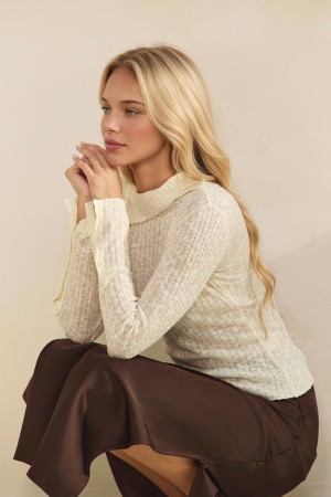 MTS2890<br/>Sheer Ribbed Button Detail Knit Top